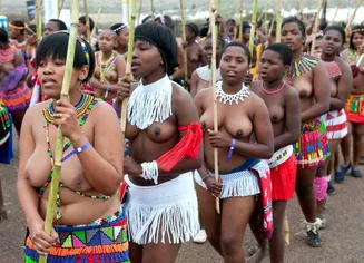 chica negra bailando desnuda